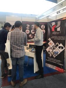 Personas en el stand de Hofu TECMA 2019